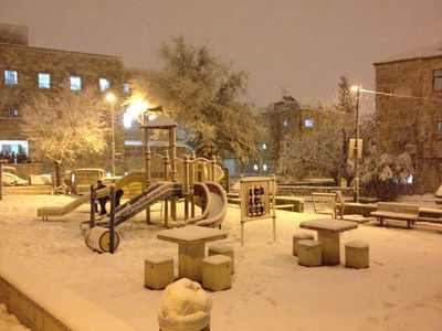 שלג בבירה: כביש 1 נסגר לתנועה, מחר אין לימודים