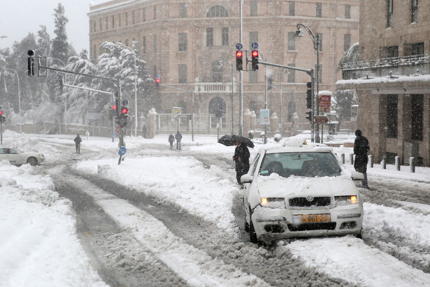 תיעוד מירושלים הנצורה: צה"ל מפנה לכודים במשאיות