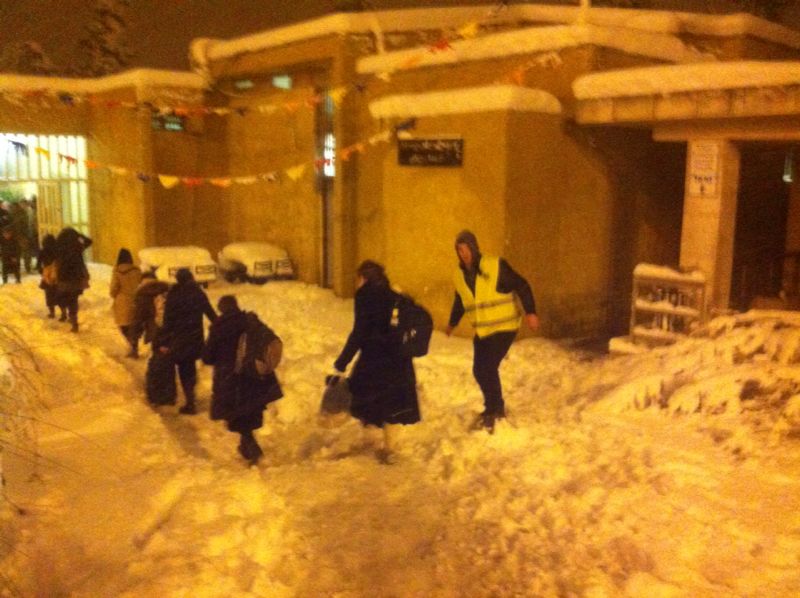 משפחות מפונות למוקדי ההצלה בשלג הכבד ב2013