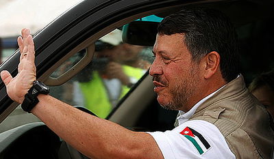 צפו: מלך ירדן עבדאללה חילץ מכונית בשלג