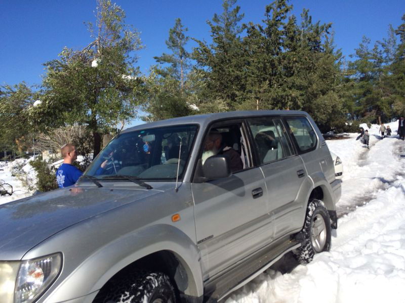 צפו: סגן השר אלי בן דהן מחלץ בשלג