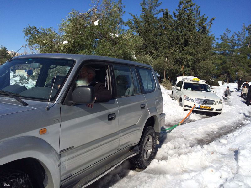 צפו: סגן השר אלי בן דהן מחלץ בשלג
