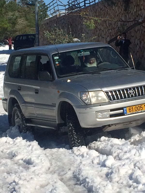 צפו: סגן השר אלי בן דהן מחלץ בשלג