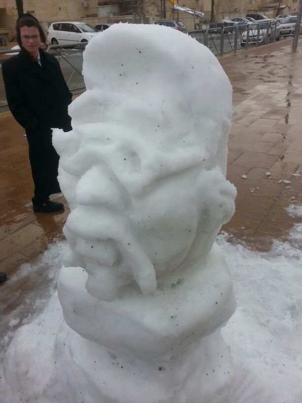 מדהים: האמן החרדי מוטי הלר פיסל דמויות בשלג