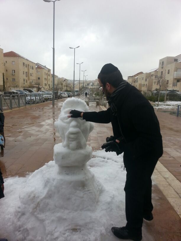 מדהים: האמן החרדי מוטי הלר פיסל דמויות בשלג