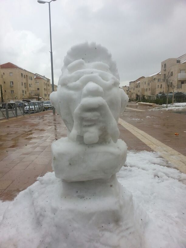 מדהים: האמן החרדי מוטי הלר פיסל דמויות בשלג