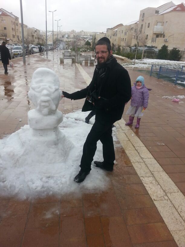 מדהים: האמן החרדי מוטי הלר פיסל דמויות בשלג