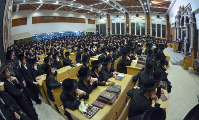 אלפים מאזינים למשא האדמו"ר מצאנז, אמש