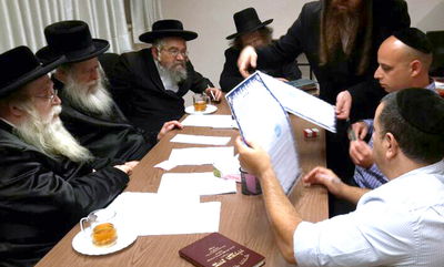 הגאון רבי אברהם יצחק אולמן שליט"א, הגאון רבי יעקב מנדל יורוביץ שליט"א, והגאון רבי יהודה פישר שליט"א, עופר קם, מנכ"ל חברת יציל ומר רועי אייל, מנהל מטה יציל בחתימת היתר עסקה מול רבני בד"צ, העדה החרדית