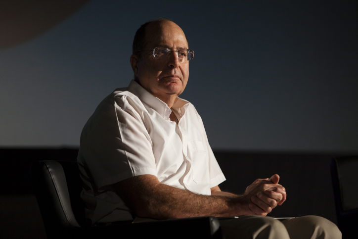 "הנושא ייבחן". שר הביטחון יעלון