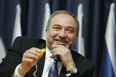 יישאר זכאי, אביגדור ליברמן