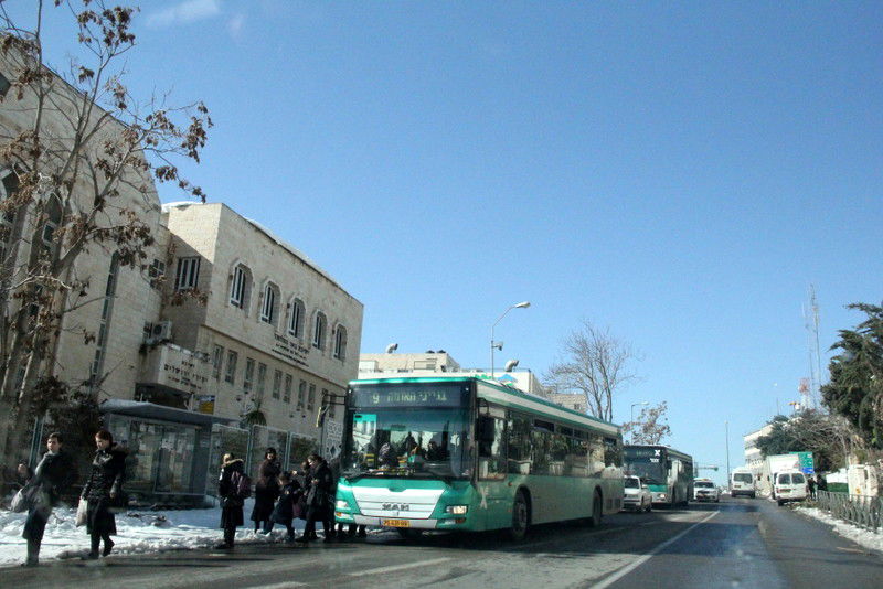 אין תחנה, תלכו על הכביש.