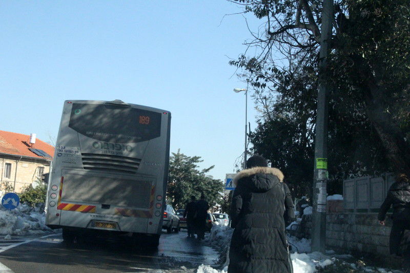 אין מעבר להולכי רגל , הולכים על הכביש הראשי