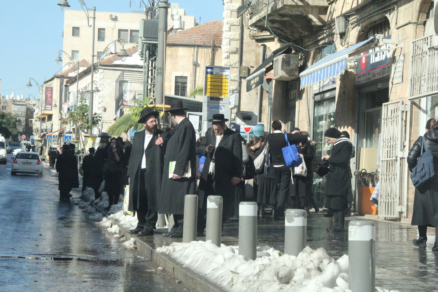 קופאים מקור, מחכים לאוטובוס מעל לחצי שעה