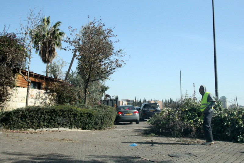 עובדי העיריה מנקים את רחובות 'מלחה'