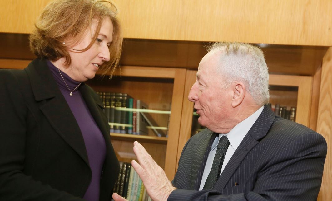 נותנת גיבוי, שרת המשפטים והיועץ המשפטי