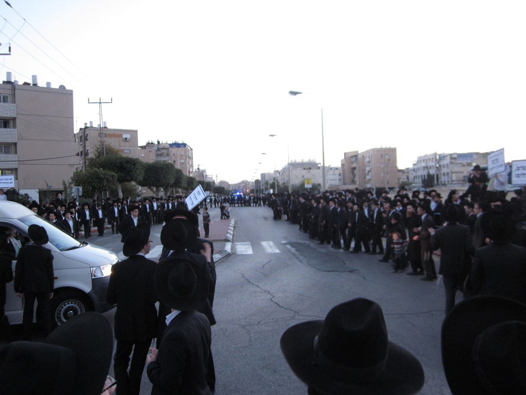 מאות הפגינו באשדוד נגד החוק לגיוס בני הישיבות