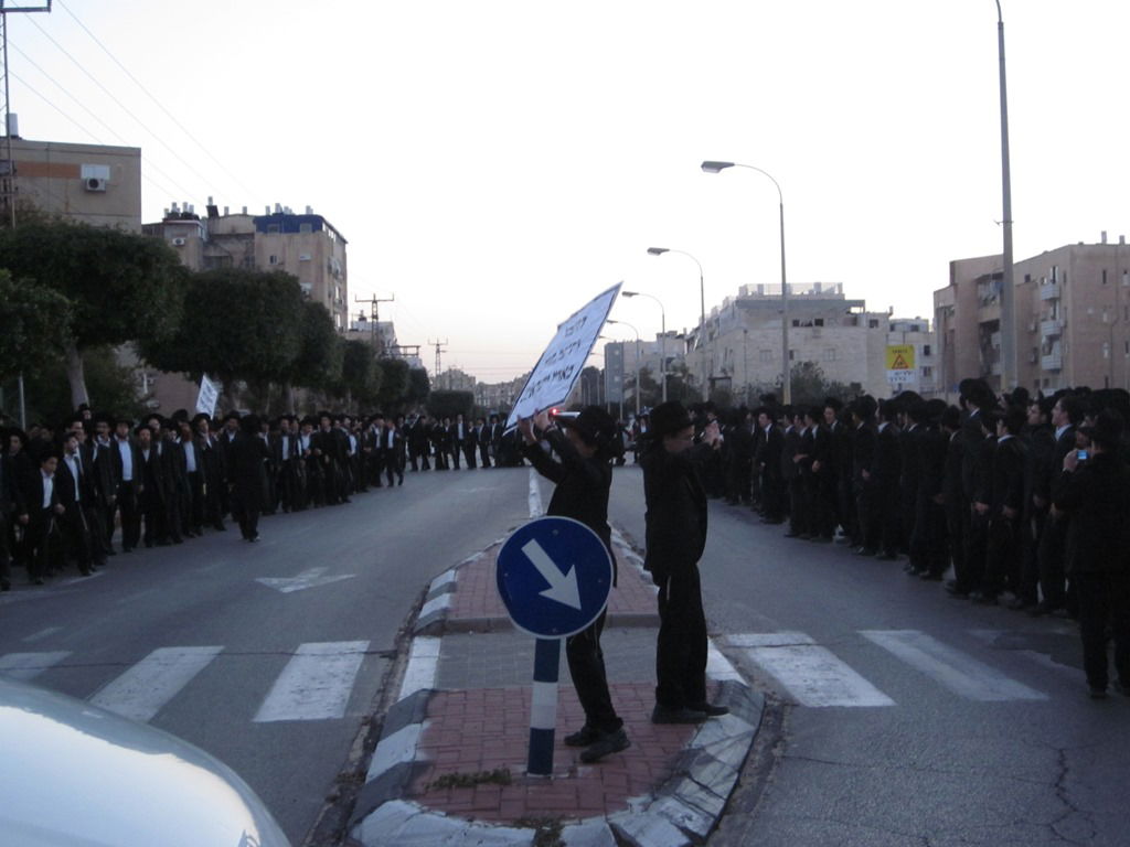 מאות הפגינו באשדוד נגד החוק לגיוס בני הישיבות