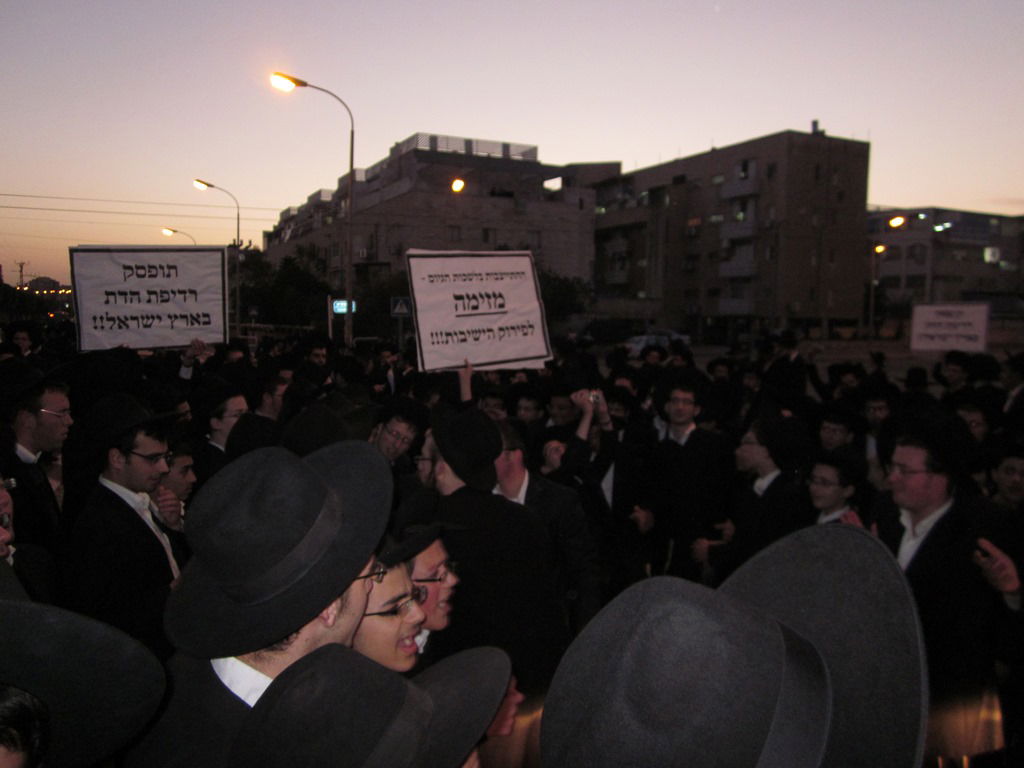 מאות הפגינו באשדוד נגד החוק לגיוס בני הישיבות