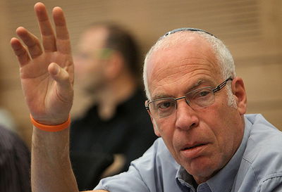 מנסה להתקרב לחרדים - ונכשל. אריאל