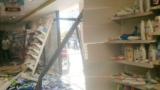 תיעוד: פרץ עם רכבו ל'ניו פארם'