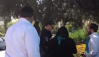 אטימות: שוטר עיכב חרדי לביקורת במהלך לווית אמו