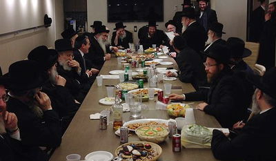 העסקנים, היום