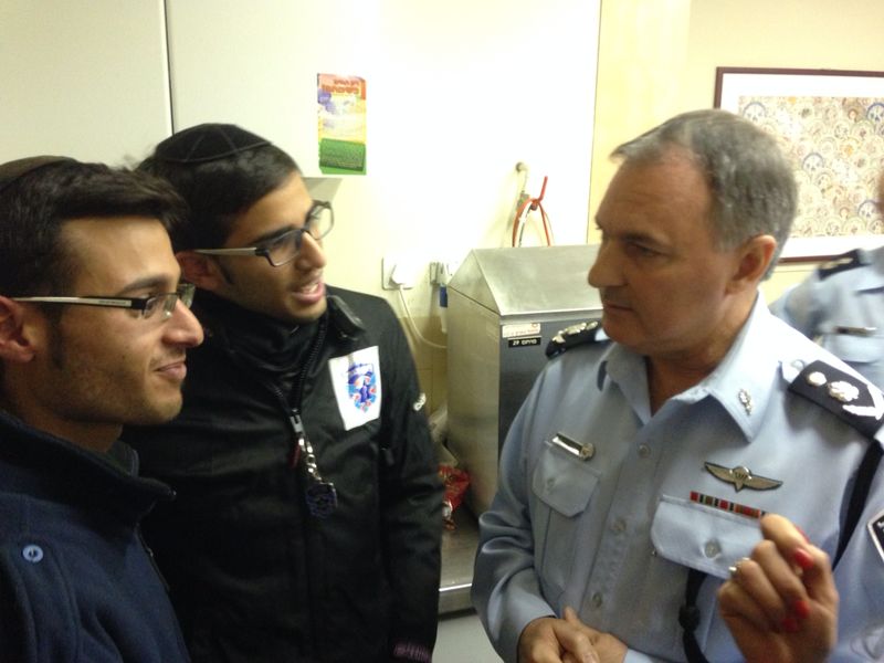 תמונות: מפכ"ל המשטרה ומתנדבי 'איחוד הצלה' בביקור אצל השוטר שנדקר