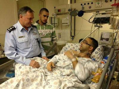 המפכ"ל מבקר את השוטר הפצוע