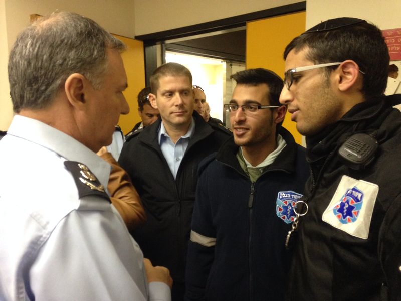 תמונות: מפכ"ל המשטרה ומתנדבי 'איחוד הצלה' בביקור אצל השוטר שנדקר