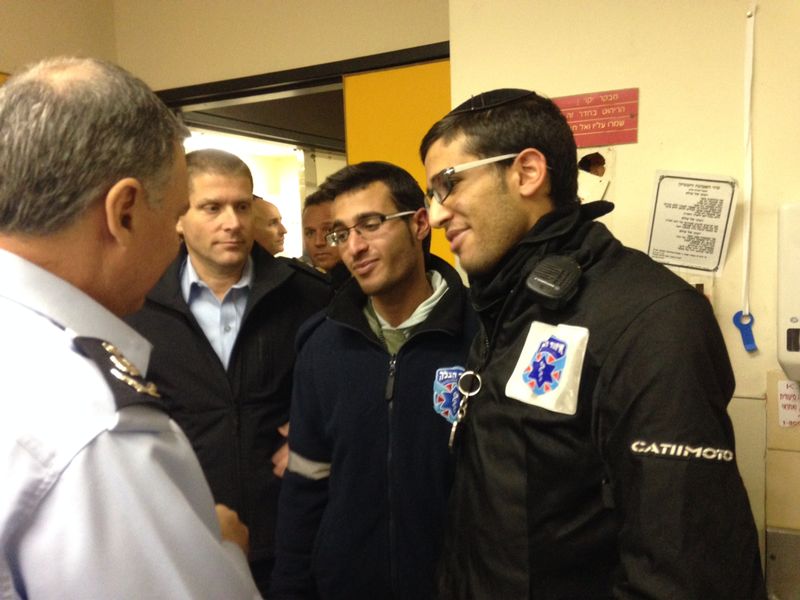 המפכ"ל עם מתנדבי 'איחוד הצלה'.