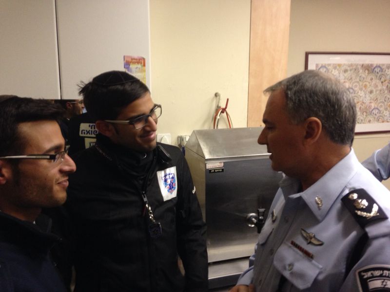 תמונות: מפכ"ל המשטרה ומתנדבי 'איחוד הצלה' בביקור אצל השוטר שנדקר