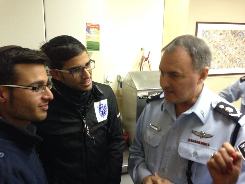 תמונות: מפכ"ל המשטרה ומתנדבי 'איחוד הצלה' בביקור אצל השוטר שנדקר