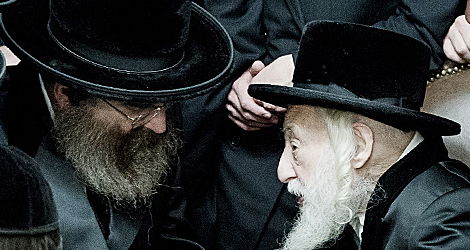 האדמו"ר מסדיגורה בביקור במעונו של האדמו"ר מסקולען • תיעוד