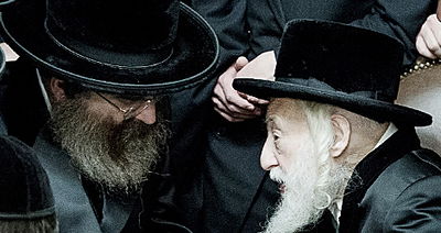 האדמו"ר מסדיגורה בביקור במעונו של האדמו"ר מסקולען • תיעוד