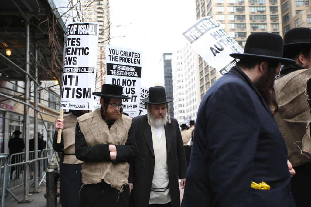 המחאה של סאטמר: כלוב, שק ואפר ושלשלאות מברזל
