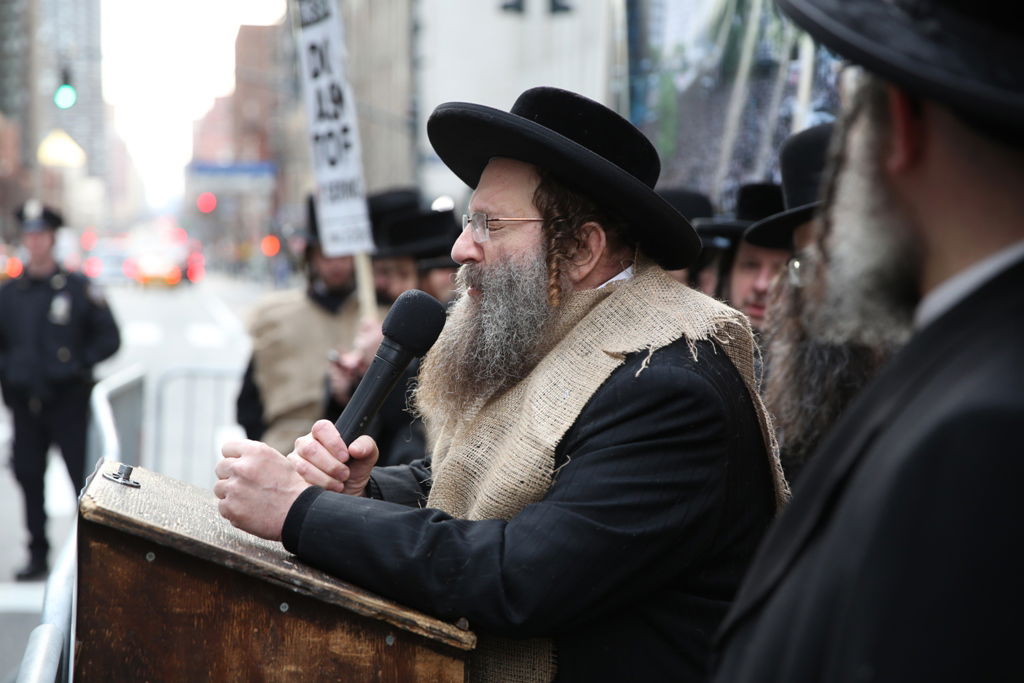 המחאה של סאטמר: כלוב, שק ואפר ושלשלאות מברזל