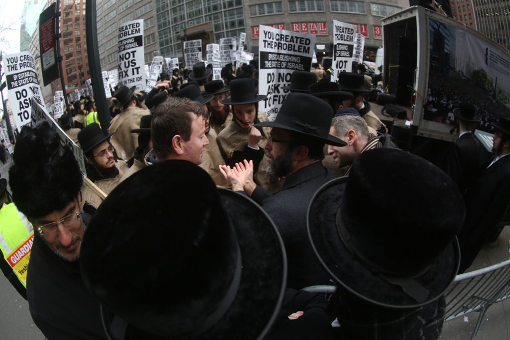 המחאה של סאטמר: כלוב, שק ואפר ושלשלאות מברזל
