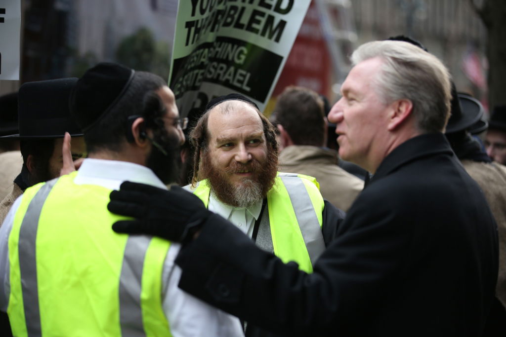 המחאה של סאטמר: כלוב, שק ואפר ושלשלאות מברזל