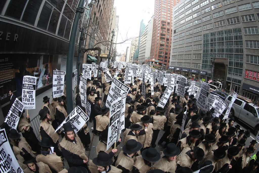 המחאה של סאטמר: כלוב, שק ואפר ושלשלאות מברזל