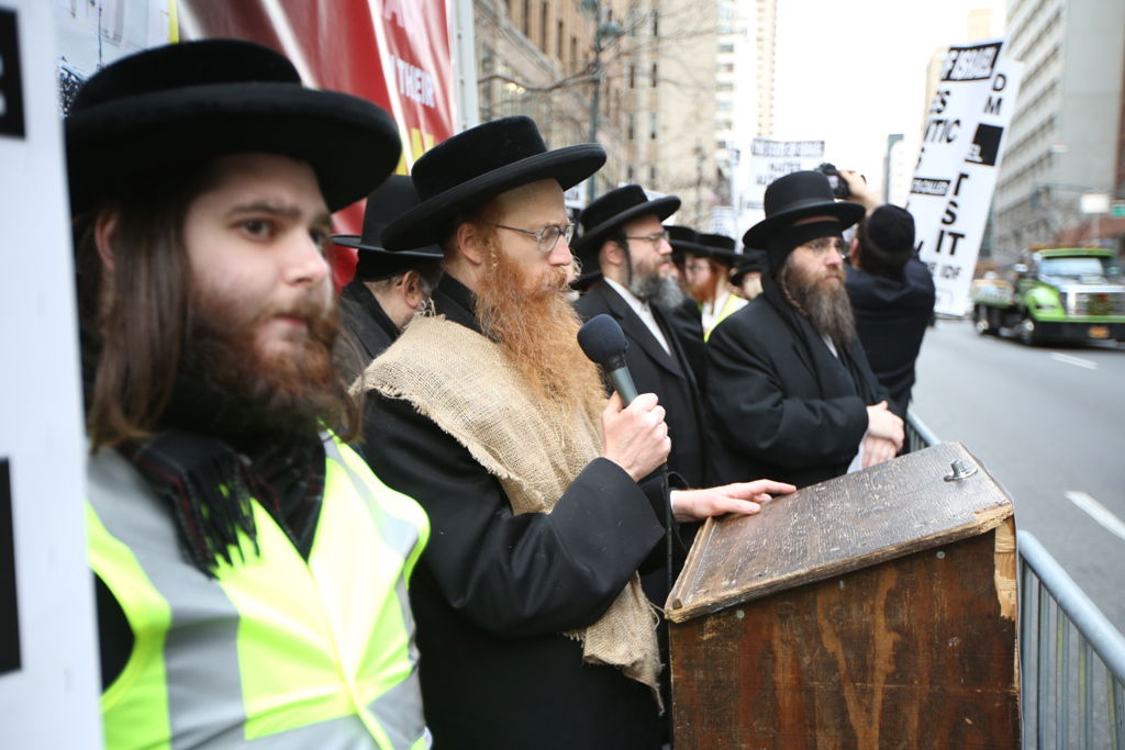 המחאה של סאטמר: כלוב, שק ואפר ושלשלאות מברזל