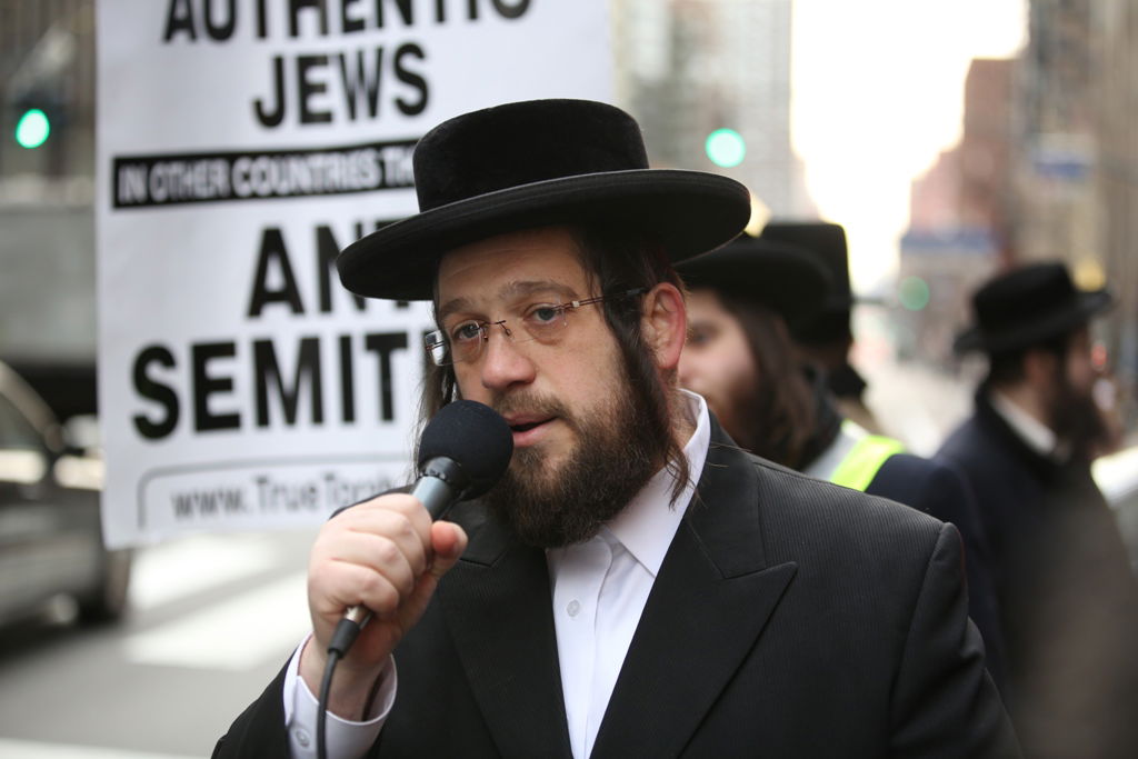 המחאה של סאטמר: כלוב, שק ואפר ושלשלאות מברזל