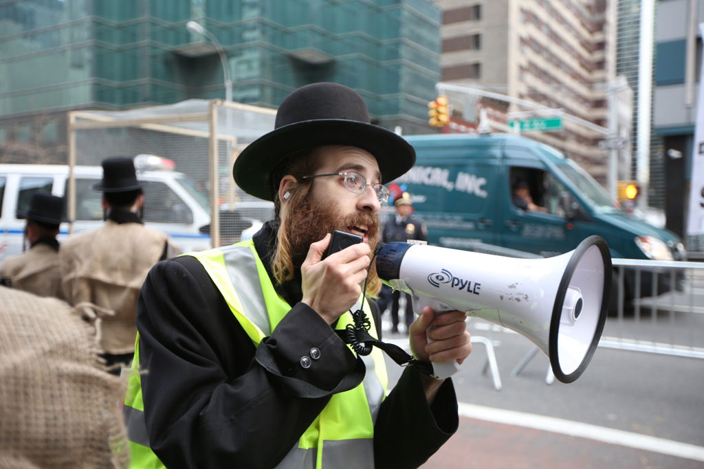 המחאה של סאטמר: כלוב, שק ואפר ושלשלאות מברזל