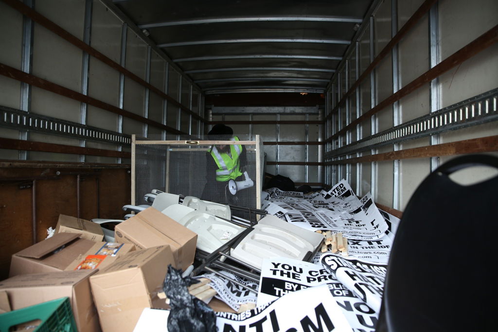 המחאה של סאטמר: כלוב, שק ואפר ושלשלאות מברזל