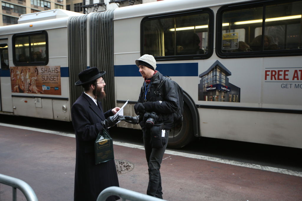 המחאה של סאטמר: כלוב, שק ואפר ושלשלאות מברזל
