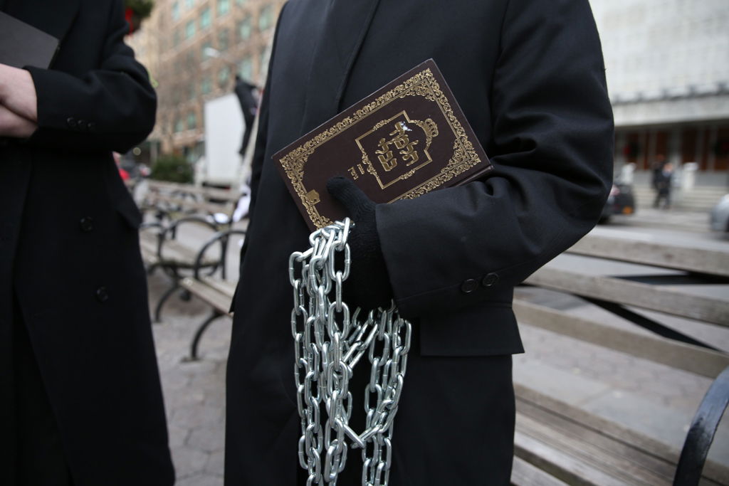 המחאה של סאטמר: כלוב, שק ואפר ושלשלאות מברזל