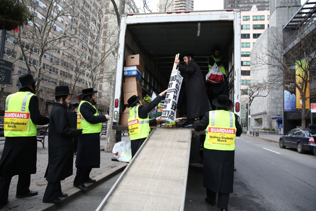 המחאה של סאטמר: כלוב, שק ואפר ושלשלאות מברזל