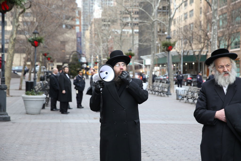 המחאה של סאטמר: כלוב, שק ואפר ושלשלאות מברזל