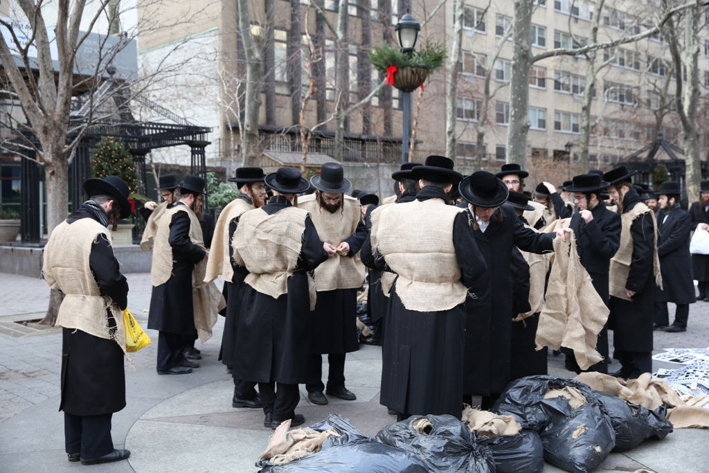 המחאה של סאטמר: כלוב, שק ואפר ושלשלאות מברזל