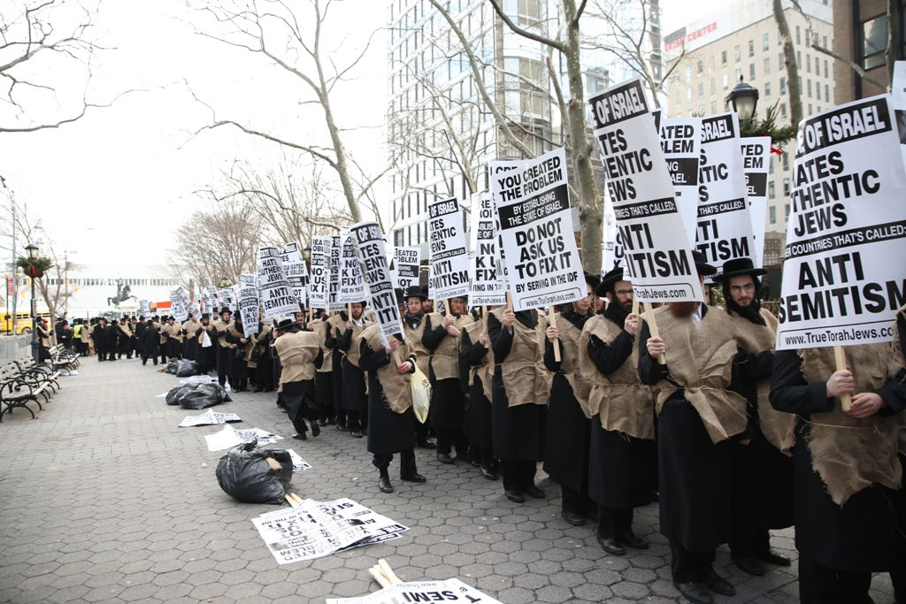 המחאה של סאטמר: כלוב, שק ואפר ושלשלאות מברזל